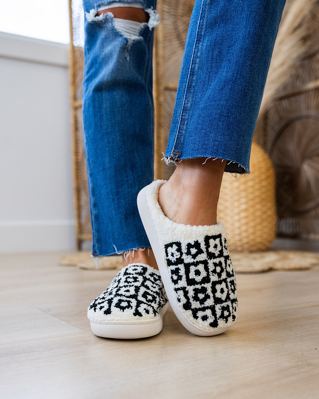 NEW! Floral Checkered Slippers - Black Trendy Wholesale